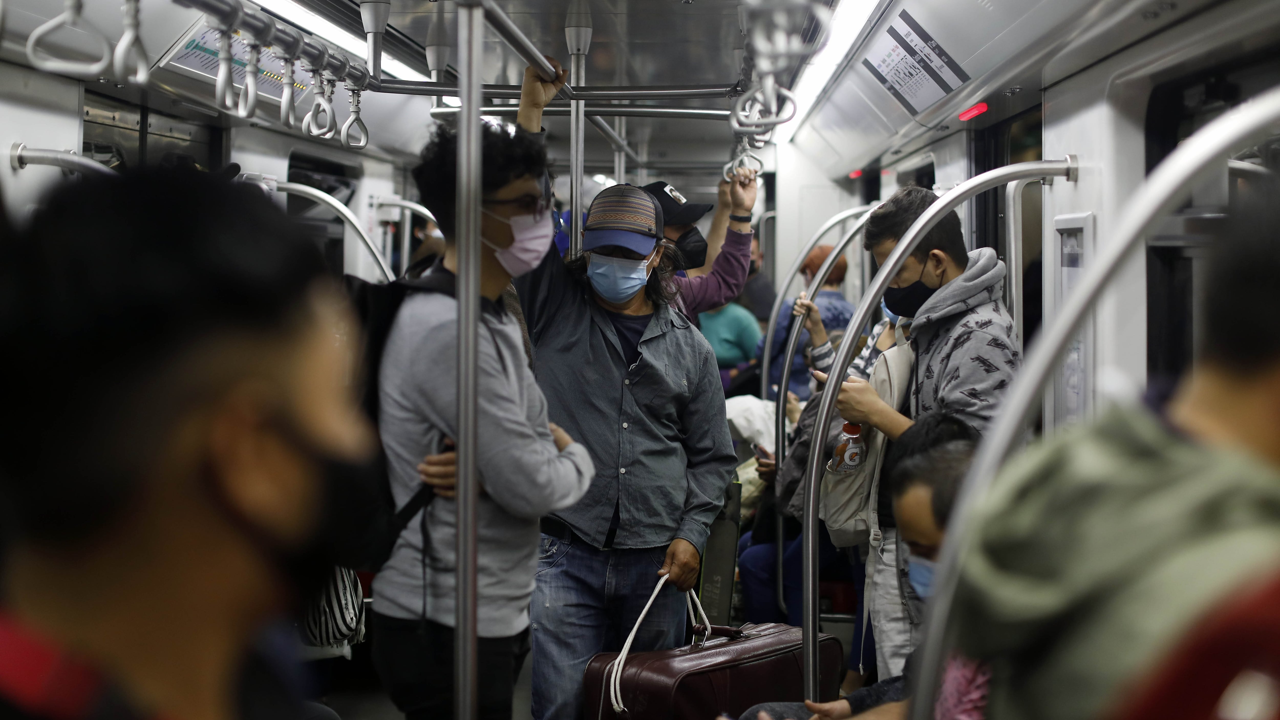 25 de Marzo de 2021/SANTIAGO Gran cantidad de personas viajan en el Metro de Santiago generando aglomeraciones dentro del vagon a un dia previo de la cuarentena Total.
FOTO: CRISTOBAL ESCOBAR/AGENCIAUNO