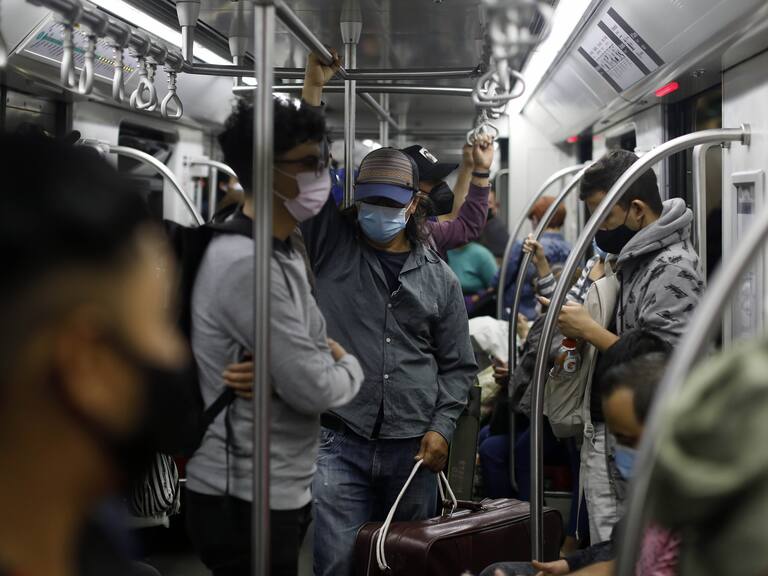 25 de Marzo de 2021/SANTIAGO Gran cantidad de personas viajan en el Metro de Santiago generando aglomeraciones dentro del vagon a un dia previo de la cuarentena Total.
FOTO: CRISTOBAL ESCOBAR/AGENCIAUNO