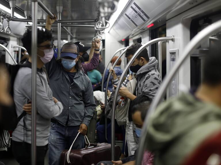 25 de Marzo de 2021/SANTIAGO Gran cantidad de personas viajan en el Metro de Santiago generando aglomeraciones dentro del vagon a un dia previo de la cuarentena Total. 
FOTO: CRISTOBAL ESCOBAR/AGENCIAUNO