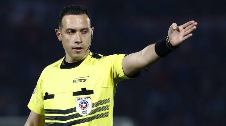 03 de Agosto de 2019/SANTIAGOArbitro çngelo Hermosilla durante el partido valido por la fecha 2 de la segunda ronda del Campeonato Nacional AFP PlanVital, entre Universidad de Chile vs Audax Italiano disputado en el Estadio Santa Laura.
FOTO: MARIO DAVILA/AGENCIAUNO