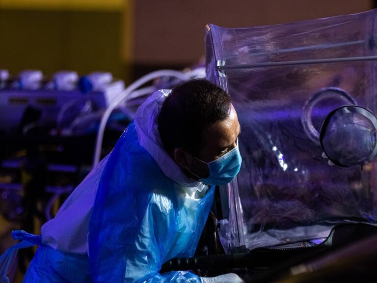 28 de Enero de 2021 / PUERTO MONTTPersonal del SAMU y equipo medico traslada en cápsulas a cuatro pacientes en estado critico por Covid-19, desde el Hospital Regional Puerto Montt hacia la Base Aérea de la Fach, en donde un avión C-130 Hercules los llevara en dirección a Santiago
FOTO: FELIPE CONSTANZO / AGENCIA UNO