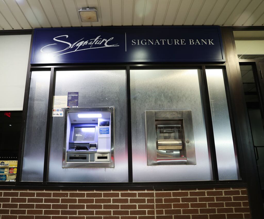 Cajeros del Signature Bank en Nueva York