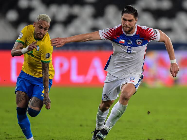 Neymar player from Brazil disputes a bid with Sierralta player from Chile during a match at the Engenhão stadium for the Copa América 2021, on July 02, 2021 in Rio de Janeiro, Brazil. (Photo by Thiago Ribeiro/NurPhoto via Getty Images)