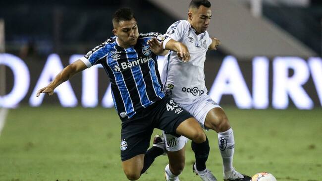Brazil's Gremio Chilean Cesar Pinares (L) and Brazil's Santos Guilherme Nunes da Silva vie for the ball during their Copa Sudamericana quarterfinal football match at the Bicentenario Francisco Sanchez Rumoroso stadium in Coquimbo, Chile, on December 16, 2020. (Photo by Alexandre Schneider / POOL / AFP) (Photo by ALEXANDRE SCHNEIDER/POOL/AFP via Getty Images)