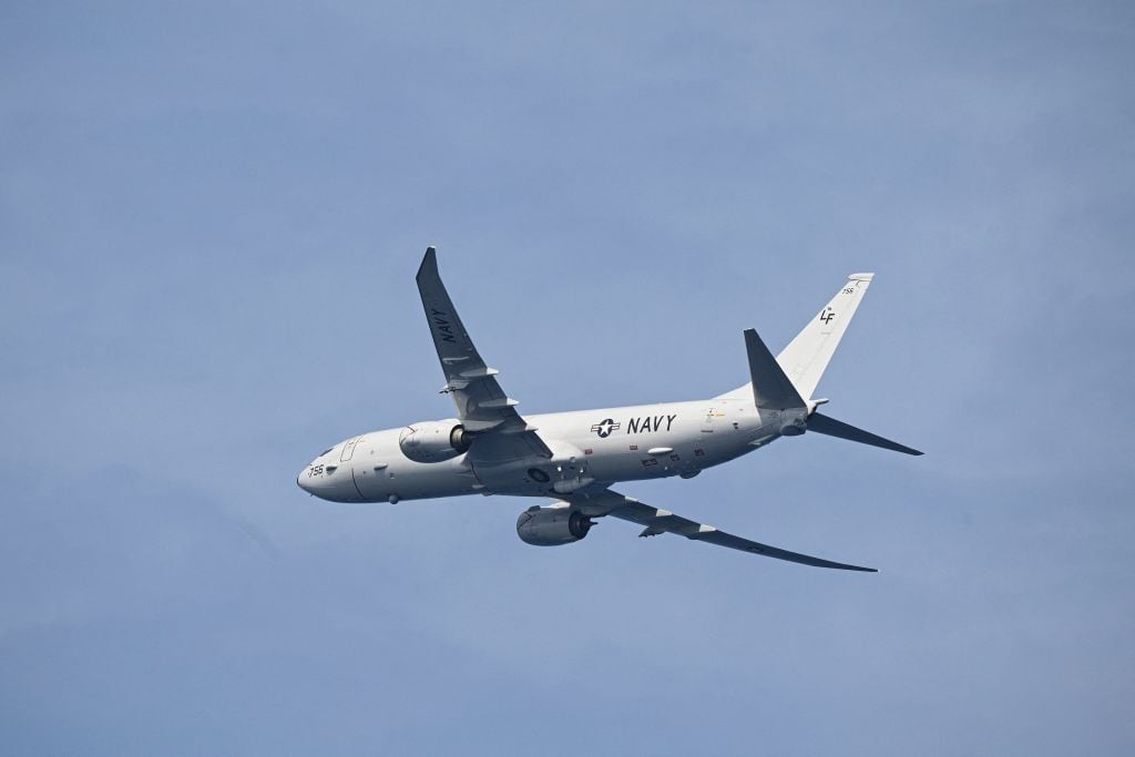 El avión militar P-8 Poseidon de la Armada de Estados Unidos cumple un vuelo de vigilancia