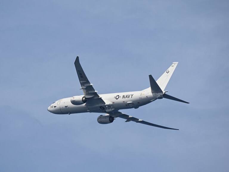 El avión militar P-8 Poseidon de la Armada de Estados Unidos cumple un vuelo de vigilancia