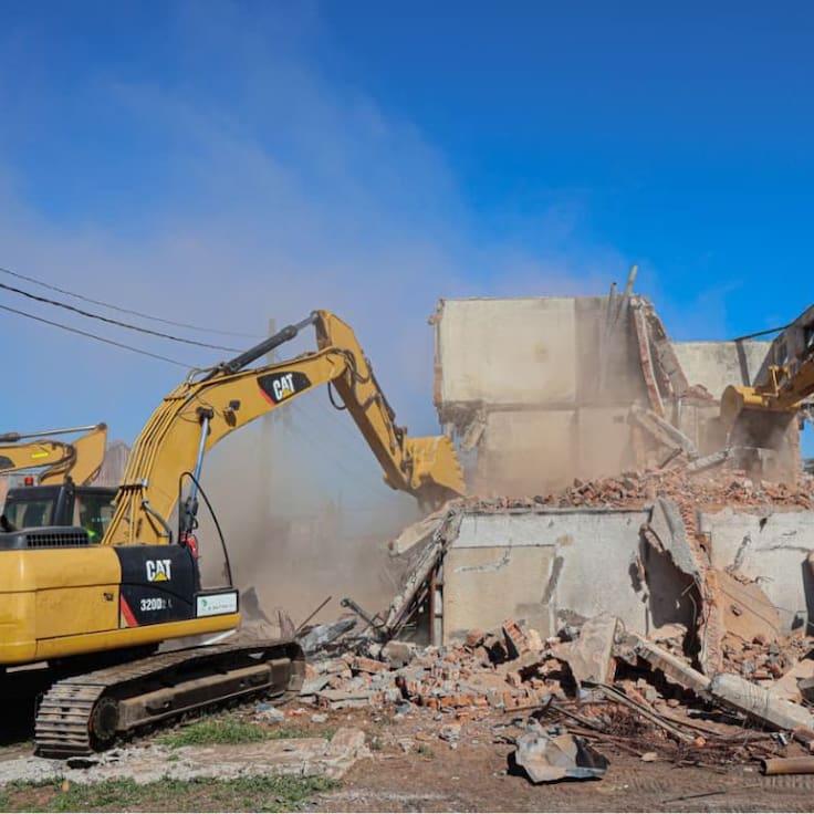 Comienza demolición de departamentos en Ríos de Chile de Penco, uno de los sectores más golpeados por los incendios