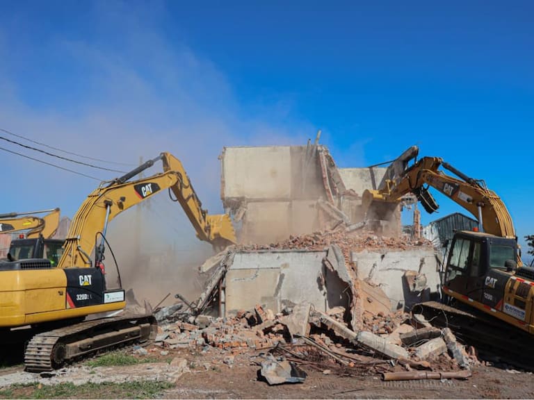 Comienza demolición de departamentos en Ríos de Chile de Penco, uno de los sectores más golpeados por los incendios