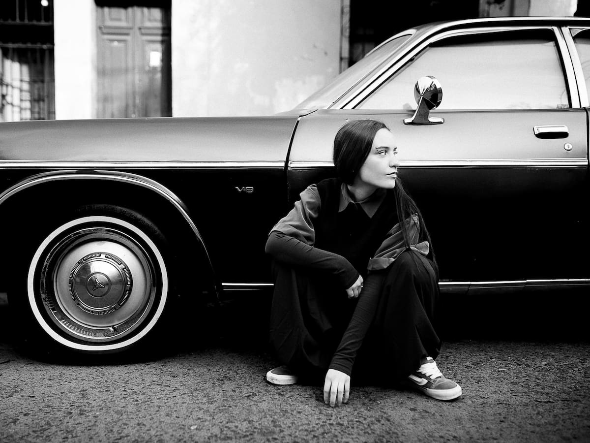 De Londres a Chile: el inusual encargo que llevó a una artista nacional a lanzar su primer disco urbano