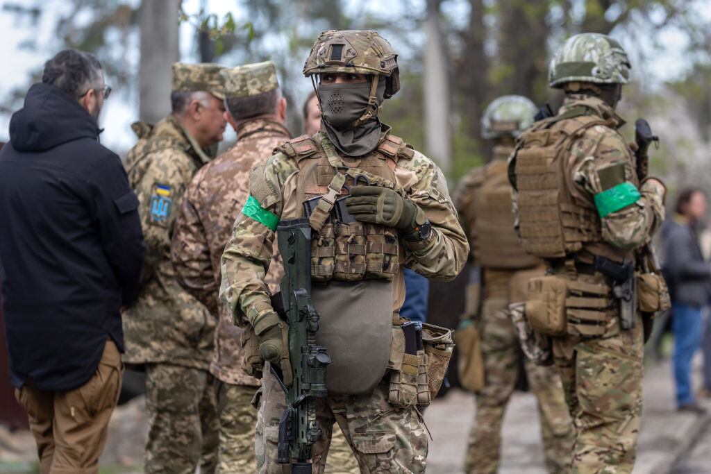 Militares ucranianos vigilan las calles de Kiev ante la llegada del jefe de la ONU