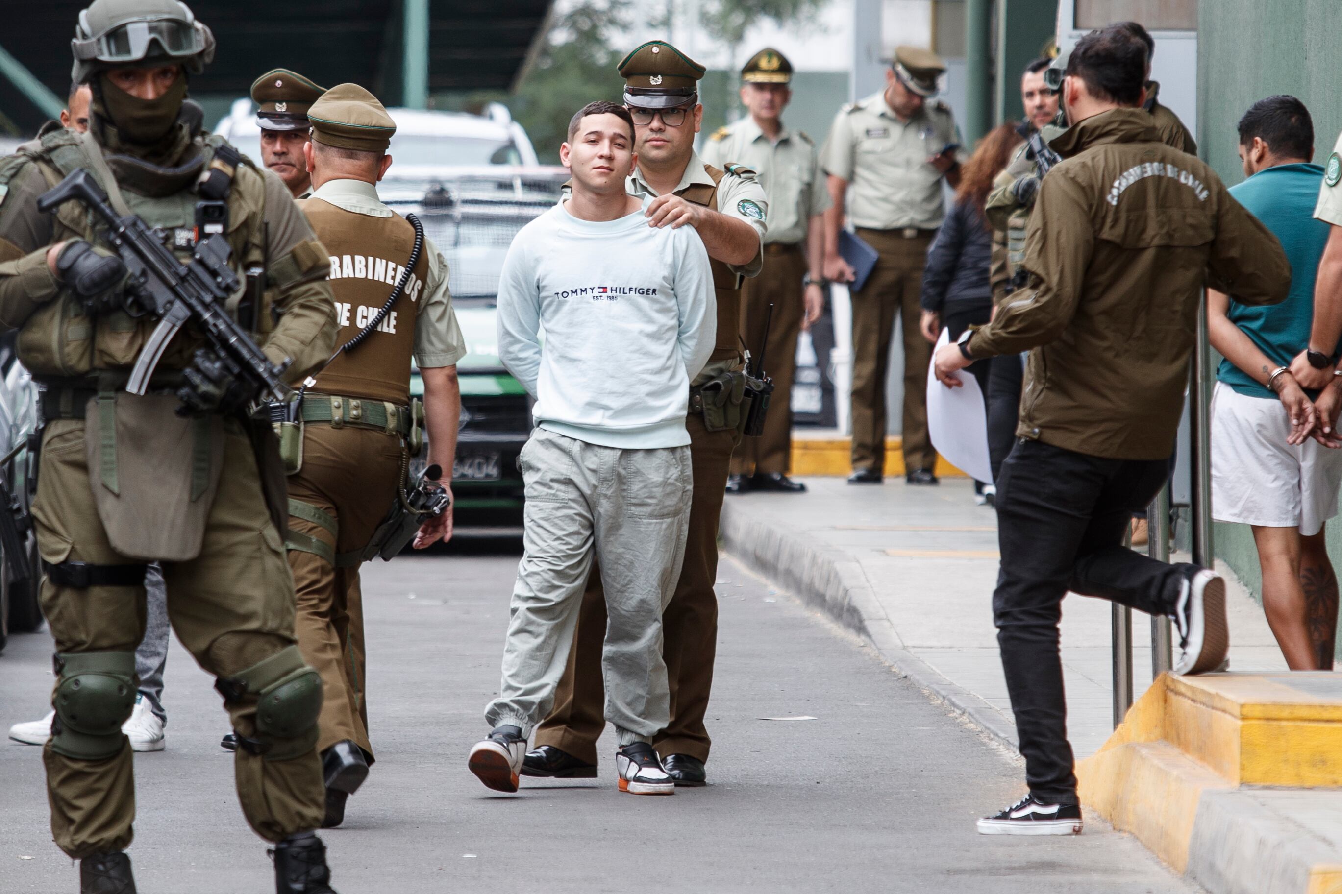 11 de abril de 2024 / SANTIAGO
Oficiales de Carabineros trasladan a los detenidos por el homicidio del Teniente Emanuel Sánchez.
FRANCISCO PAREDES / AGENCIA UNO