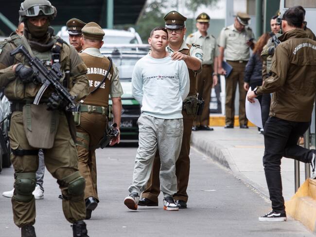 11 de abril de 2024 / SANTIAGO
Oficiales de Carabineros trasladan a los detenidos por el homicidio del Teniente Emanuel Sánchez.
FRANCISCO PAREDES / AGENCIA UNO