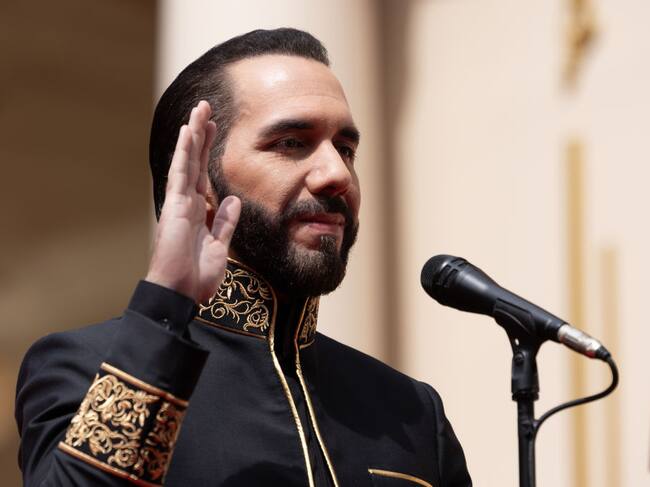 SAN SALVADOR, EL SALVADOR - JUNE 1: In this handout picture provided by the Salvadoran presidency, President of El Salvador Nayib Bukele takes oath of office during the 'Inauguration Day ' at Palacio Nacional on June 1, 2024 in San Salvador, El Salvador. Nayib Bukele won the presidential election on February 4 giving him a second consecutive term in office from 2024 to 2029. (Photo by Handout/Getty Images)