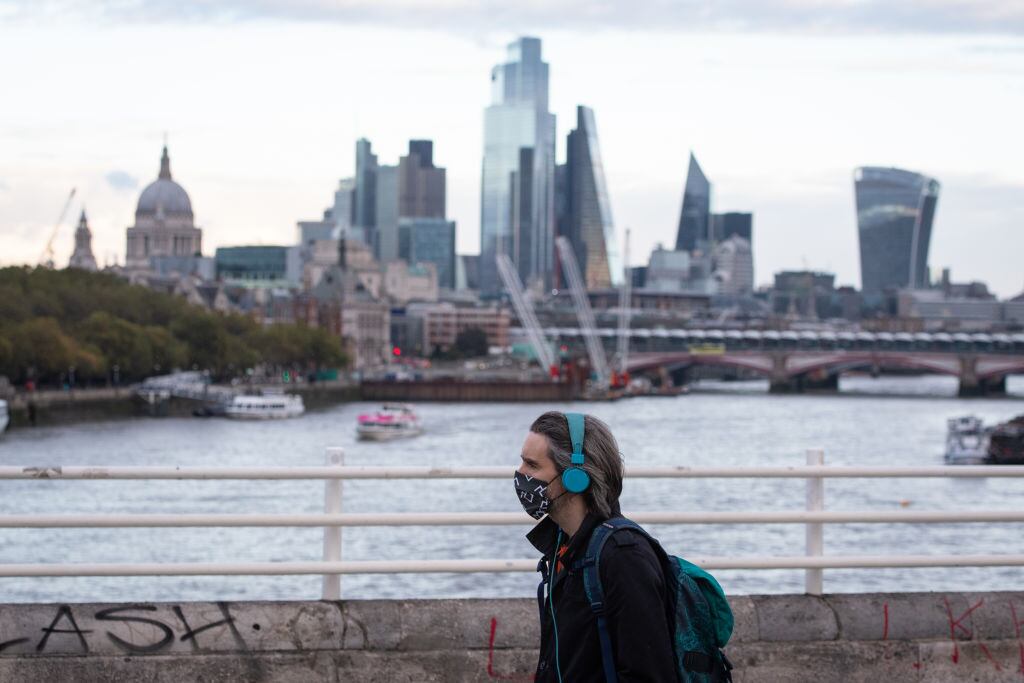 Un hombre camina por un vacío Waterloo Bridge