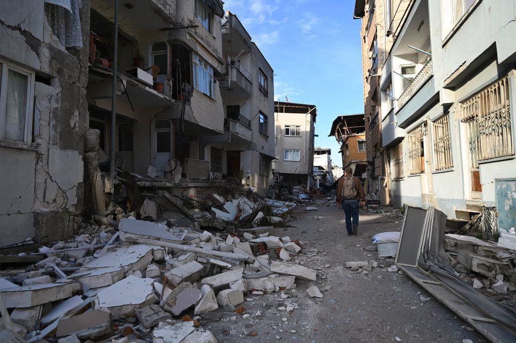 Un hombre camina por una calle destruida tras los terremotos que golpearon a Turquía