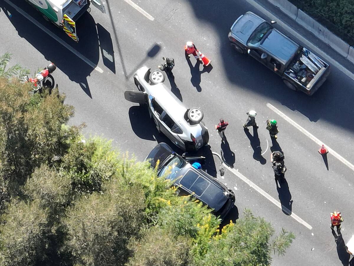 Persecución en Las Condes termina con volcamiento de vehículo robado en Avenida Kennedy