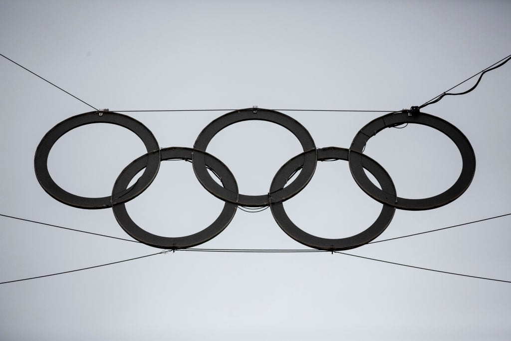 Los cinco anillos de los Juegos Olímpicos cuelgan sobre la puerta principal del Estadio Olímpico de Berlín, en la capital de Alemania.