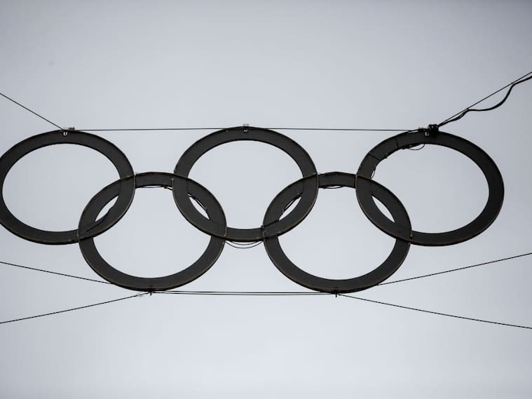 Los cinco anillos de los Juegos Olímpicos cuelgan sobre la puerta principal del Estadio Olímpico de Berlín, en la capital de Alemania.