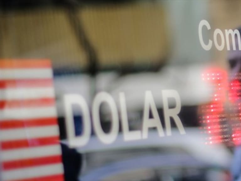 El dólar se disparó casi 10 pesos por la crisis que enfrenta Chile