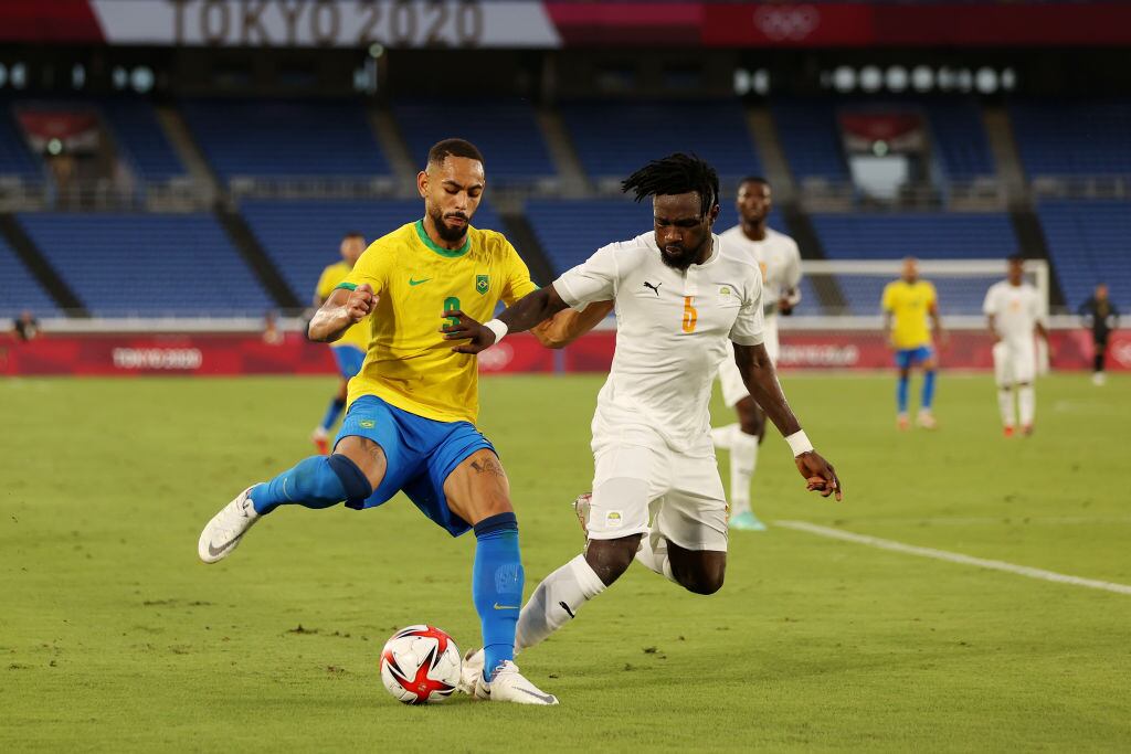 Matheus Cunha ante Ismael Diallo en el estadio de Yokohama