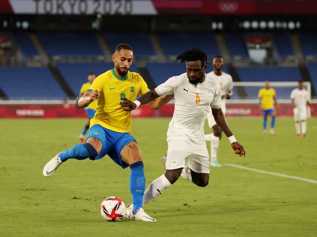 Matheus Cunha ante Ismael Diallo en el estadio de Yokohama