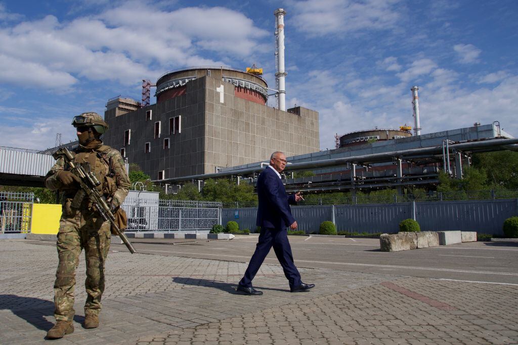 Un militar y un funcionario de Rusia en la central nuclear de Zaporiyia