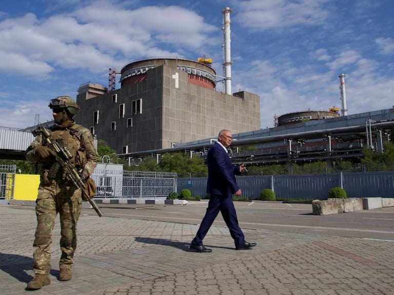 Un militar y un funcionario de Rusia en la central nuclear de Zaporiyia