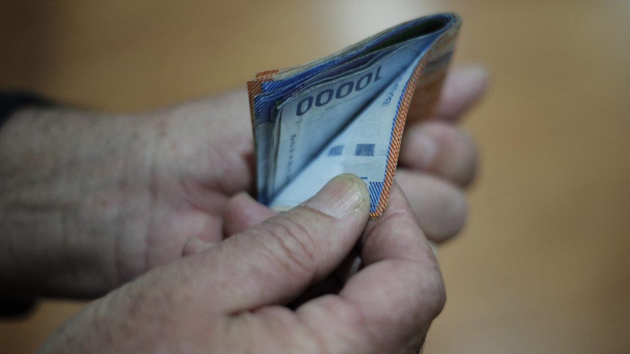 9 de julio de 2014/SANTIAGO
Detalle de billetes que suman 225 mil pesos, lo que equivale al salario mínimo que fue aprobado hoy por el senado. 

FOTO: DAVID VON BLOHN/ AGENCIAUNO