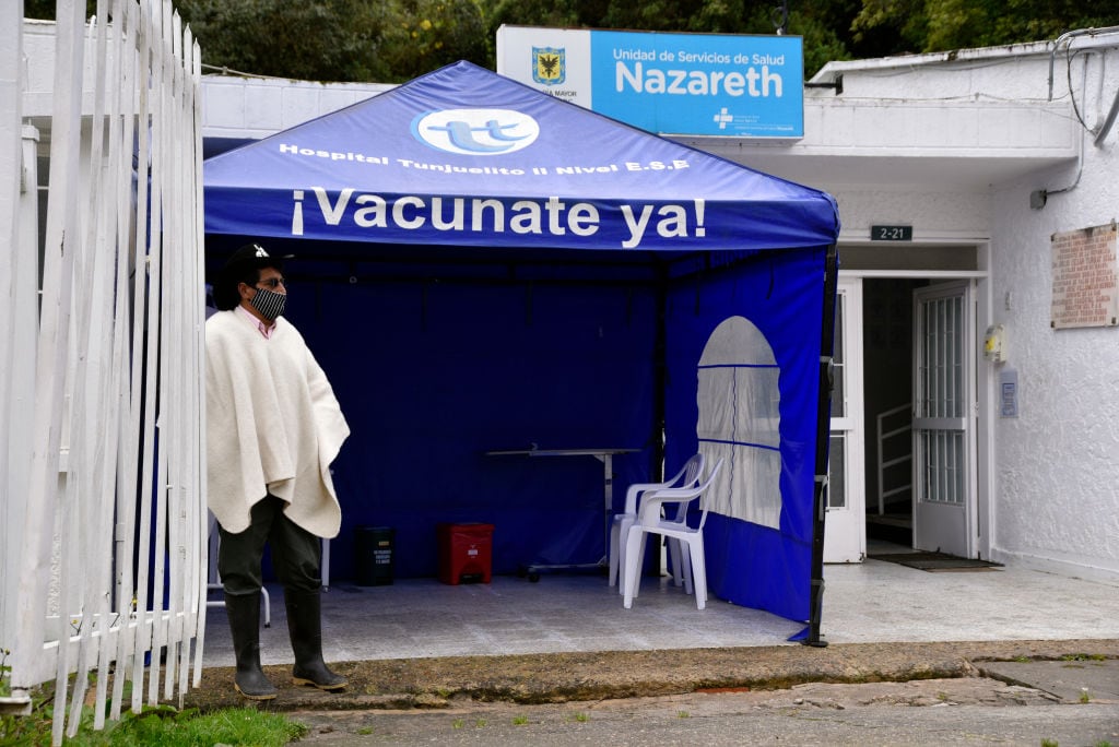 Personas esperan para vacunarse contra el Covid-19 en Sumapaz