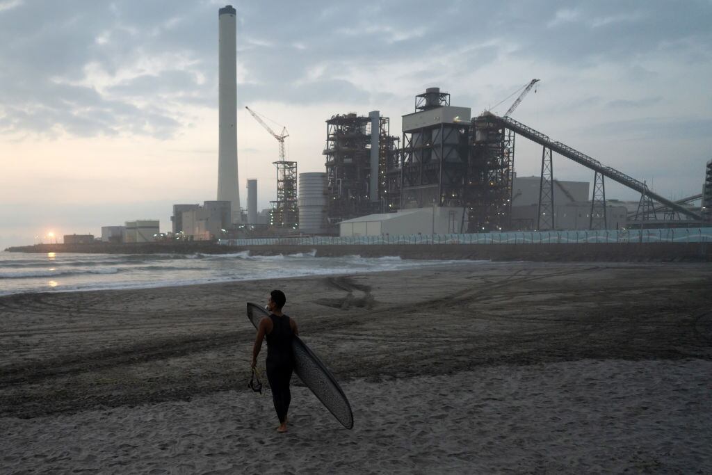 Surfista ingresa al Pacífico antes del vertido de planta de Fukushima en Japón