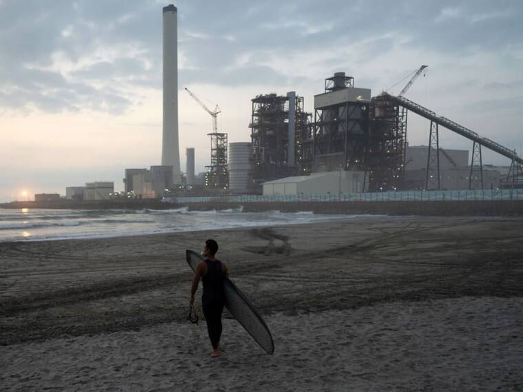 Surfista ingresa al Pacífico antes del vertido de planta de Fukushima en Japón