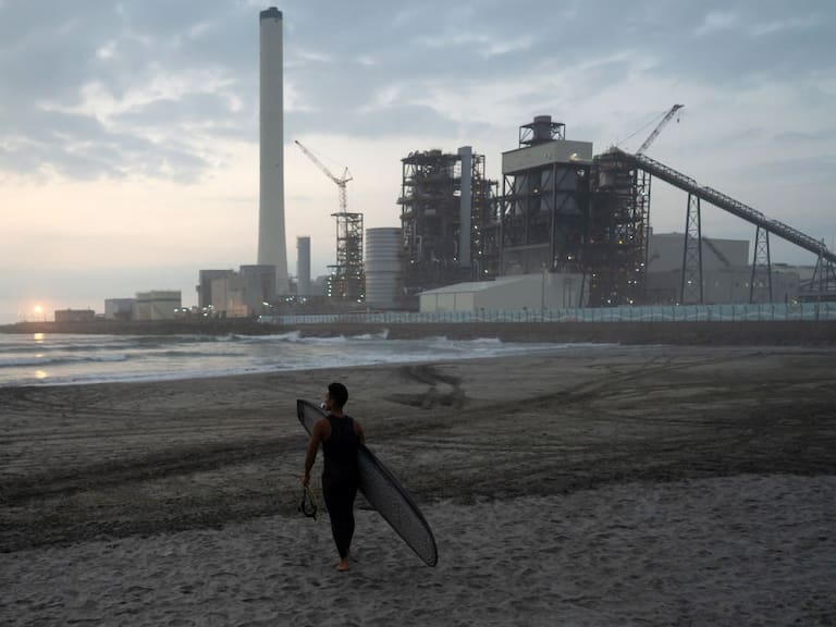 Surfista ingresa al Pacífico antes del vertido de planta de Fukushima en Japón