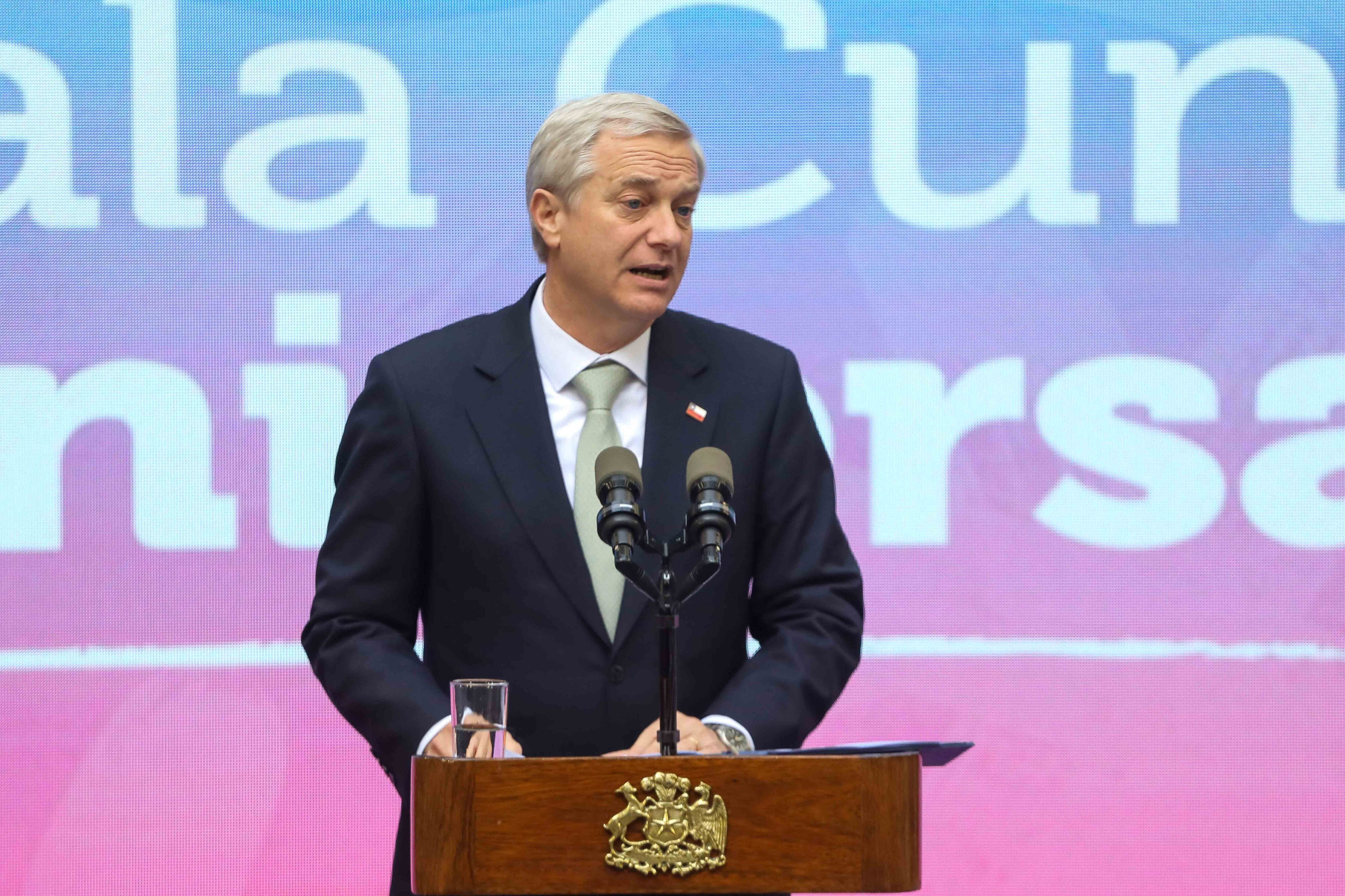 15 de junio de 2026 / SANTIAGO
El Presidente de la República, José Antonio Kast, presenta indicaciones al proyecto de ley sobre Sala Cuna Universal, en compañía de los ministros de Trabajo y Previsión Social, Tomás Rau; de Educación, María Paz Arzola, de Segpres, José García Ruminot, de Desarrollo Social, María Jesús Wulf, y de la Mujer y Equidad de Género, Judit Marín. En la imagen, Jose Antonio Kast, Presidente de la República, se dirige a los invitados a la ceremonia.
FOTO: SEBASTIÁN BELTRÁN GAETE /AGENCIAUNO