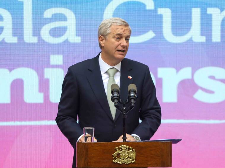 15 de junio de 2026 / SANTIAGO
El Presidente de la República, José Antonio Kast, presenta indicaciones al proyecto de ley sobre Sala Cuna Universal, en compañía de los ministros de Trabajo y Previsión Social, Tomás Rau; de Educación, María Paz Arzola, de Segpres, José García Ruminot, de Desarrollo Social, María Jesús Wulf, y de la Mujer y Equidad de Género, Judit Marín. En la imagen, Jose Antonio Kast, Presidente de la República, se dirige a los invitados a la ceremonia.
FOTO: SEBASTIÁN BELTRÁN GAETE /AGENCIAUNO