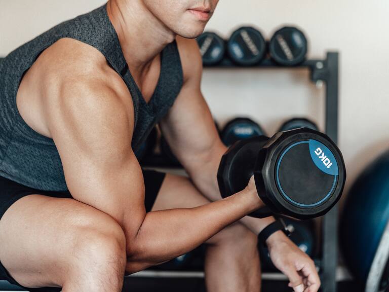 ¿Cómo conseguir bíceps más grandes? Especialistas en el ejercicio entregan 10 sencillos pasos para tener los brazos más tonificados