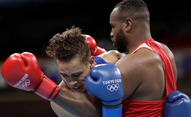 Descalifican a boxeador en Tokio 2020 por intentar morder a un rival