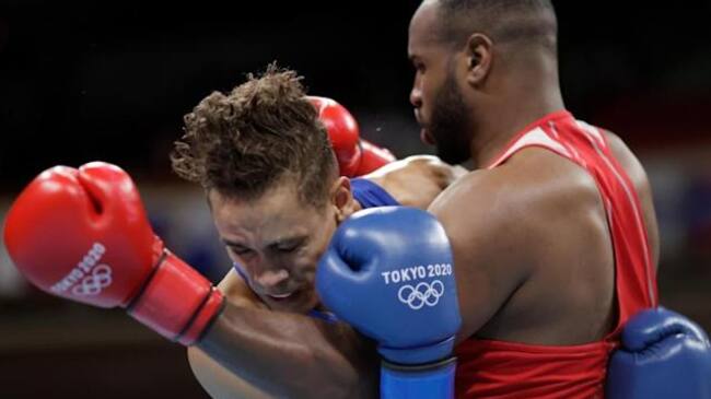 Descalifican a boxeador en Tokio 2020 por intentar morder a un rival