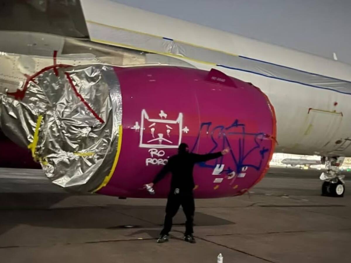 Detienen a dos sujetos por vandalizar un avión con grafitis en el Aeropuerto de Santiago