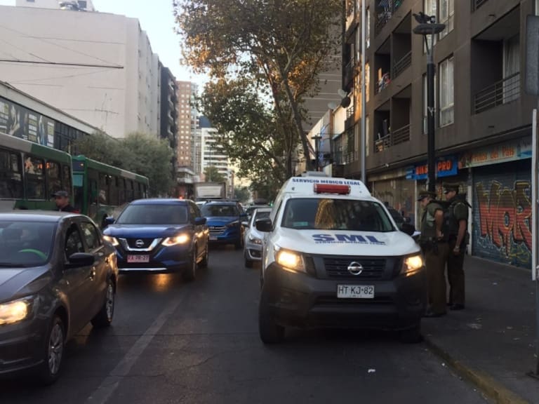 Investigan muerte de hombre al interior de departamento en Santiago centro: fue amarrado en el baño y baleado en dos ocasiones