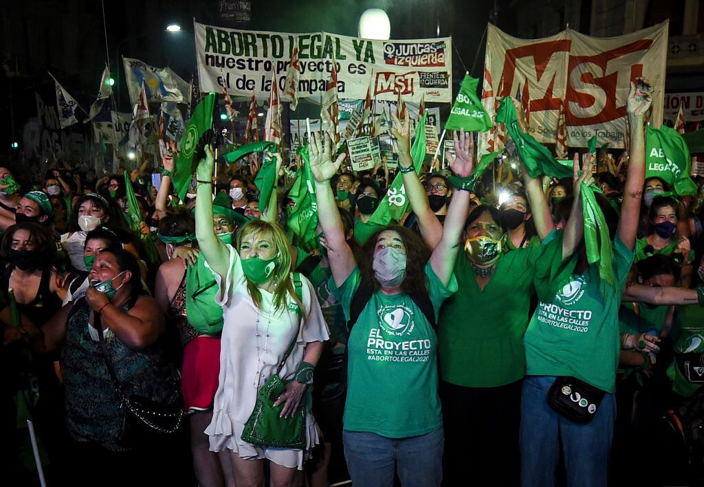 Organizaciones de mujeres festejan la aprobación de la ley de aborto en Buenos Aires