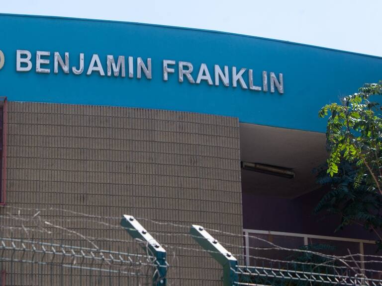 Joven acusado por amenazas de «masacre» a liceo en Quinta Normal quedó con arraigo nacional y arresto domiciliario total