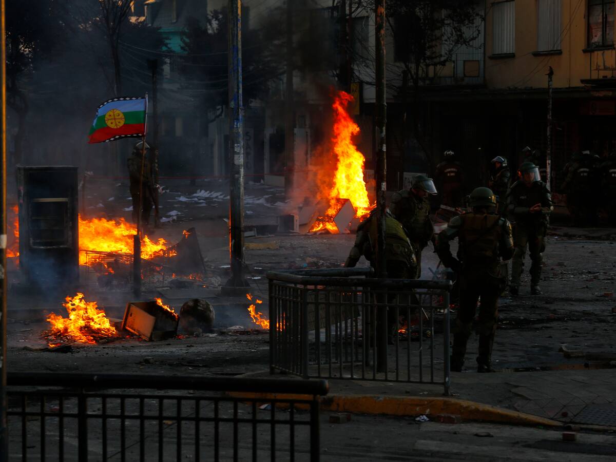 Manifestantes instalan barricadas en Alameda Las Rejas: tránsito fue restablecido tras acción de Carabineros