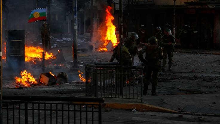 Manifestantes instalan barricadas en Alameda Las Rejas