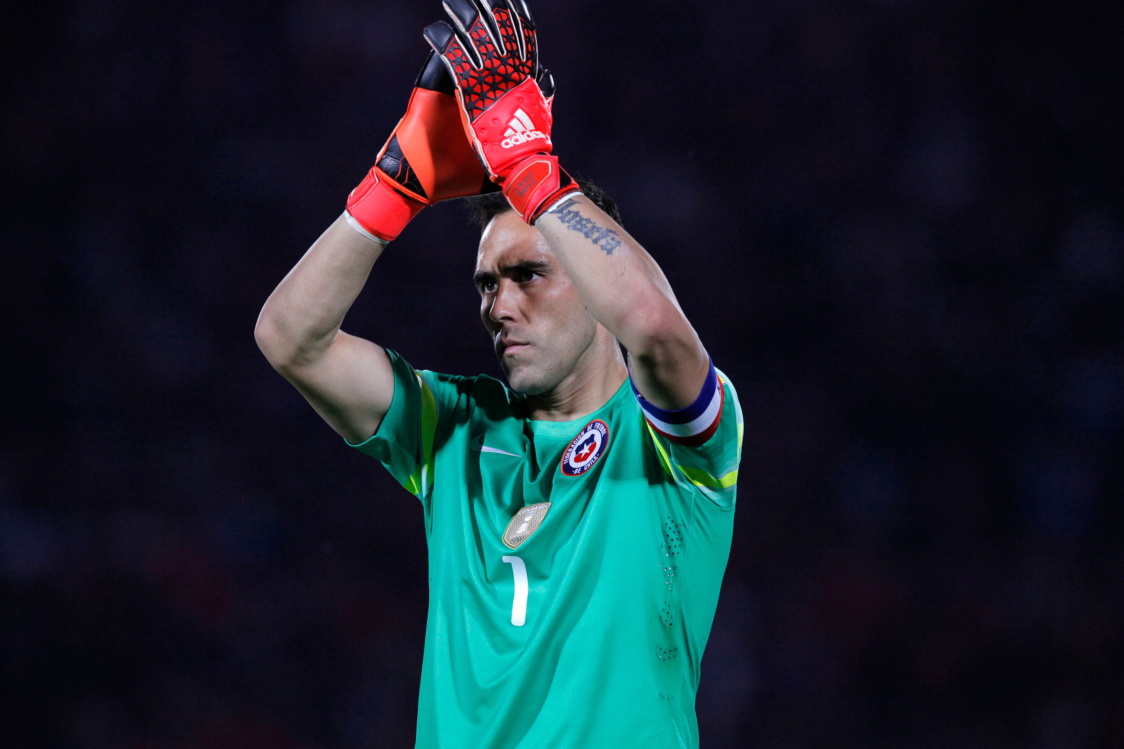 “Siempre será sinónimo de LEYENDA”: la despedida de Conmebol para Claudio Bravo tras su retiro | Getty Images