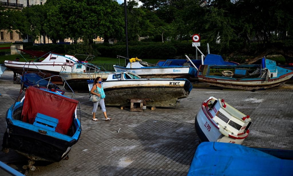 Botes colocados en las calles ante la llegada de la tormenta Elsa a Cuba