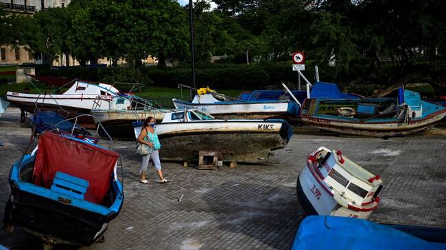 Botes colocados en las calles ante la llegada de la tormenta Elsa a Cuba