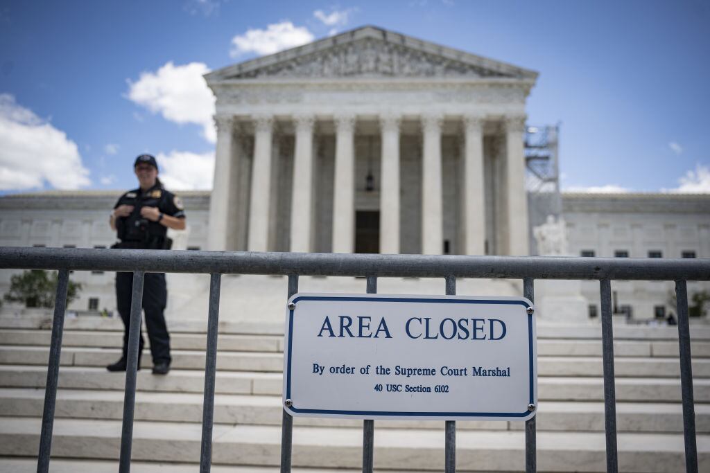 La policía custodia la sede de la Corte Suprema de Estados Unidos, en la ciudad de Washington.
