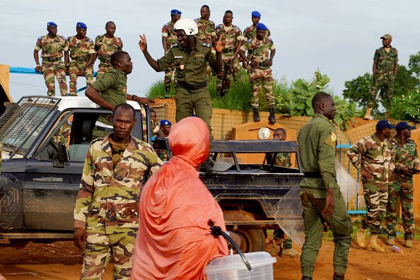 Soldados descansan tras el golpe de estado en la capital Niamey de Níger