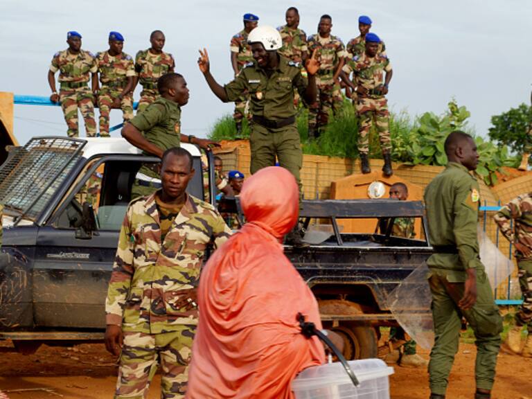 Soldados descansan tras el golpe de estado en la capital Niamey de Níger