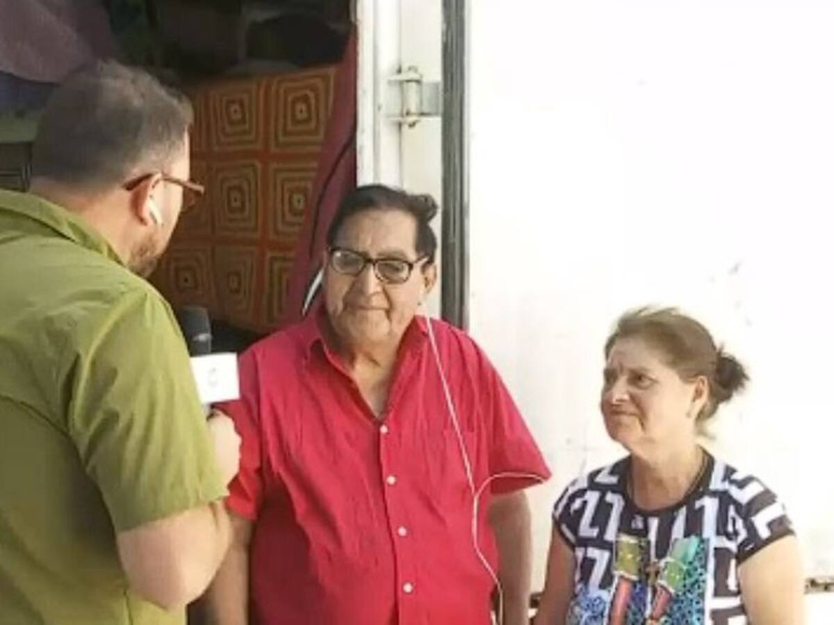 Pareja de adultos mayores vive en un camión en Santiago: les subieron el arriendo y reciben baja pensión